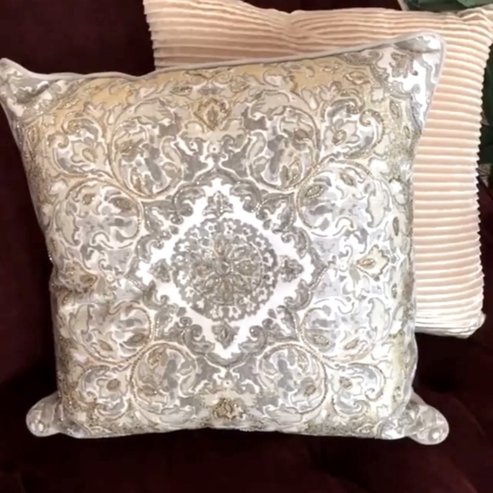 6 decorative pillows